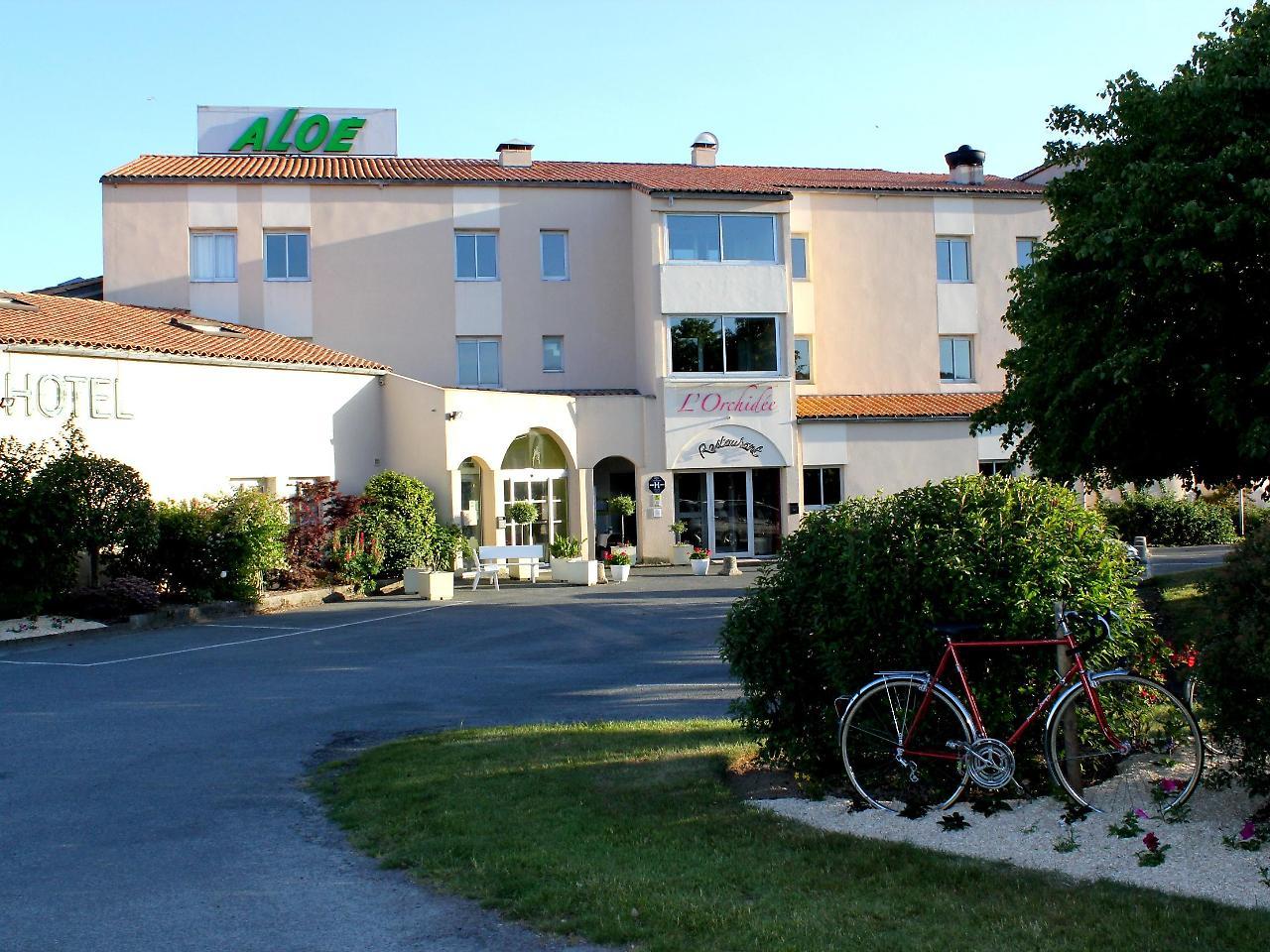 Logis Hotel Restaurant Aloe Les Herbiers Exterior photo
